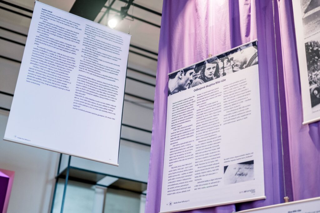 Die Bilder der Mitglieder der Weißen Rose werden mit einer Erklärung der historischen Ereignisse unterstützt.