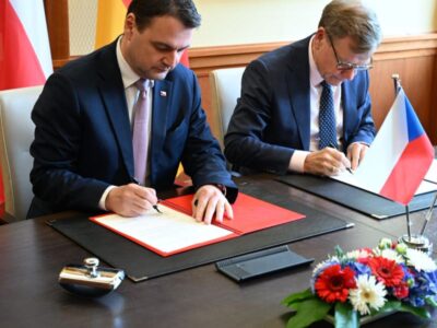 Tschechiens Außenminister Petr Macinka (links) und der deutsche Außenminister Johann Wadephul (rechts) bei der Unterzeichnung des Memorandums zum Fortbestehen des Deutsch-Tschechischen Zukunftsfonds.