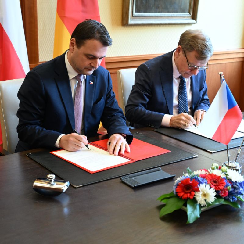 Tschechiens Außenminister Petr Macinka (links) und der deutsche Außenminister Johann Wadephul (rechts) bei der Unterzeichnung des Memorandums zum Fortbestehen des Deutsch-Tschechischen Zukunftsfonds.