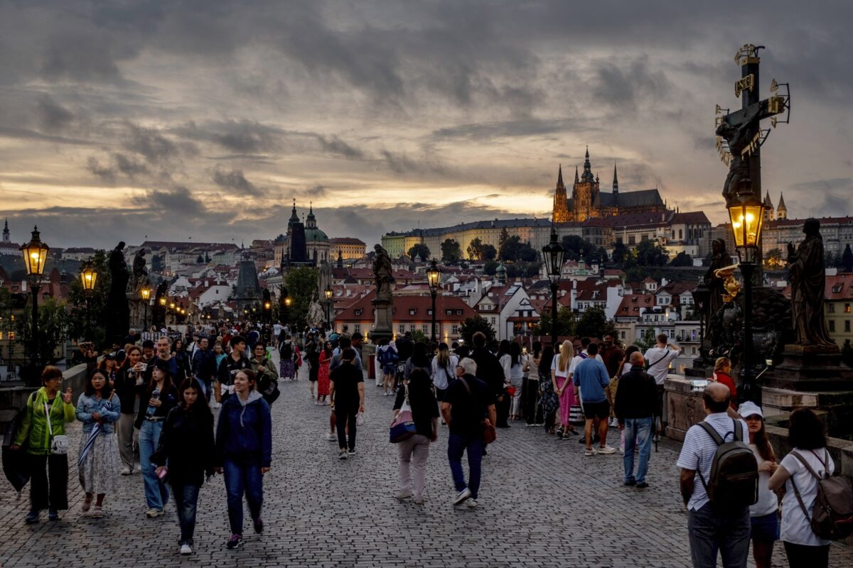 Touristen auf der Karlsbrücke in Prag, einem Touristenmagneten schlechthin.