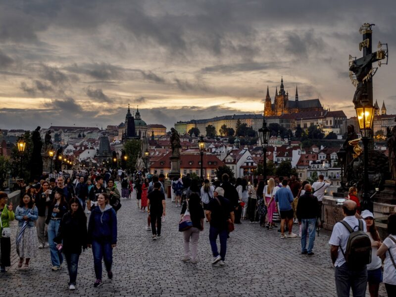 Touristen auf der Karlsbrücke in Prag, einem Touristenmagneten schlechthin.