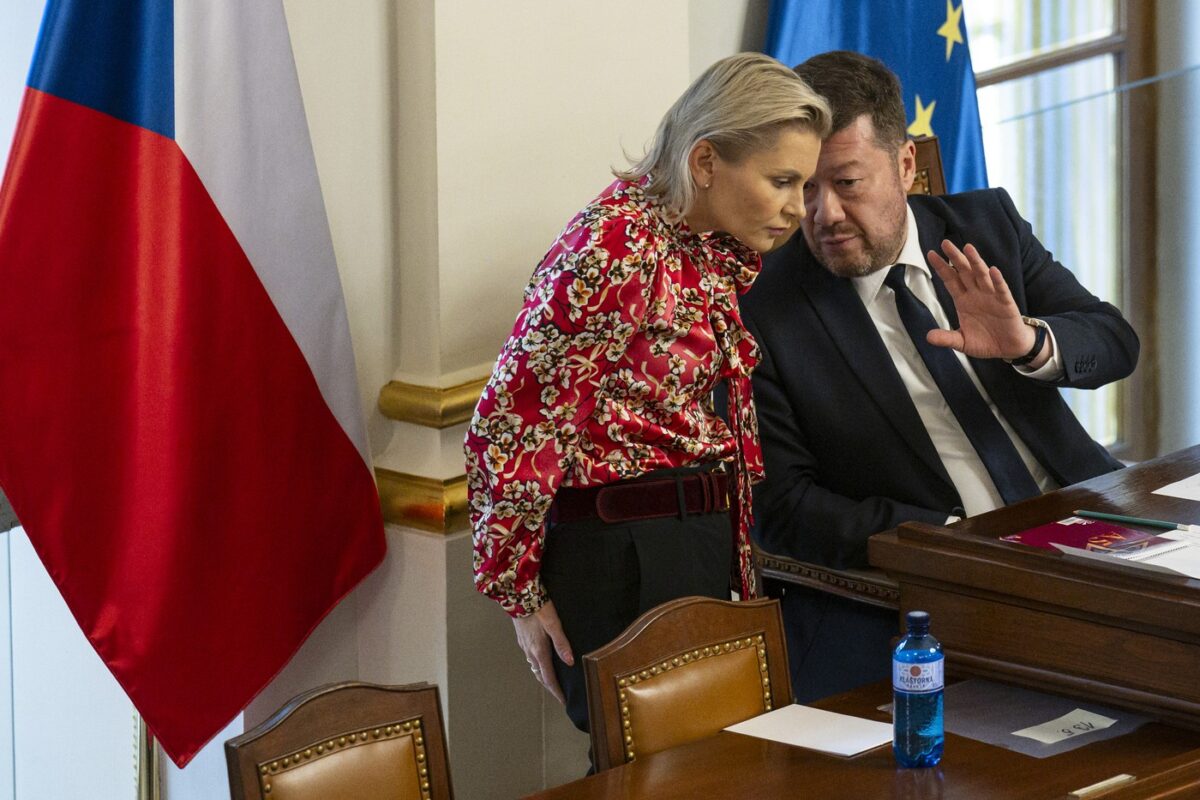 Parlamentspräsident Tomio Okamura (SPD) und ANO-Fraktionsvorsitzende Taťána Malá während der Debatte zum Sudetendeutschen Tag im tschechischen Abgeordnetenhaus am 14. Mai 2026.