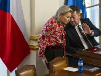 Parlamentspräsident Tomio Okamura (SPD) und ANO-Fraktionsvorsitzende Taťána Malá während der Debatte zum Sudetendeutschen Tag im tschechischen Abgeordnetenhaus am 14. Mai 2026.