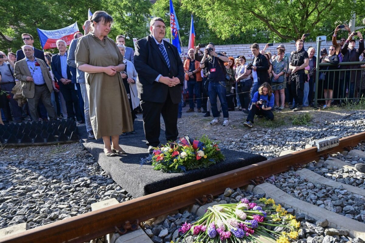 Bernd Posselt, Sprecher der Sudetendeutschen Volksgruppe und Vorsitzender der Sudetendeutschen Landsmannschaft (Mitte), bei der Gedenkveranstaltung für die Opfer des Holocaust am Brünner Hauptbahnhof. Mit der Pietät wurden das Festival Meeting Brno und der Sudetendeutsche Tag eröffnet.