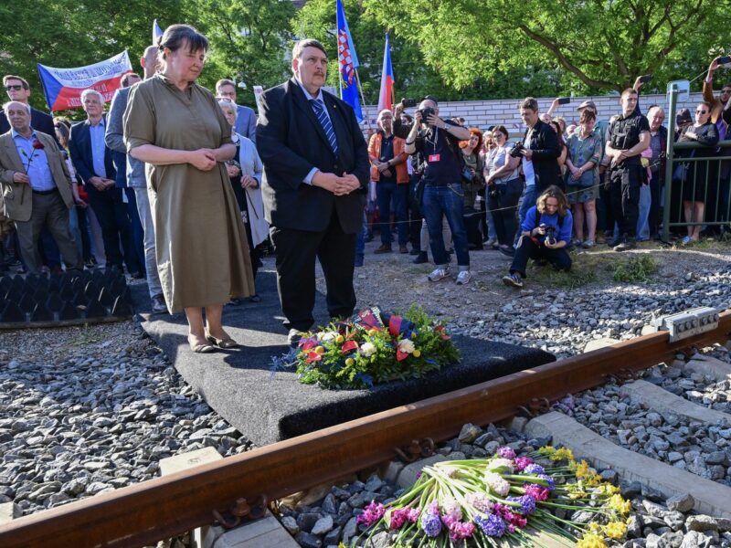 Bernd Posselt, Sprecher der Sudetendeutschen Volksgruppe und Vorsitzender der Sudetendeutschen Landsmannschaft (Mitte), bei der Gedenkveranstaltung für die Opfer des Holocaust am Brünner Hauptbahnhof. Mit der Pietät wurden das Festival Meeting Brno und der Sudetendeutsche Tag eröffnet.