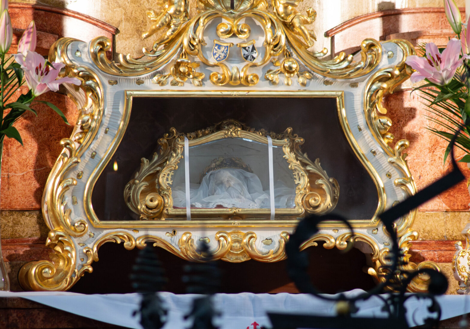 Der Schädel der Heiligen Zdislava von Lämberg in der Basilika in Deutsch Gabel.