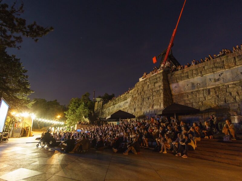 In den vergangenen Jahren fand auf dem Platz vor dem Metronom eine Vielzahl an Veranstaltungen statt, darunter auch Konzerte und ein Open-Air-Kino.
