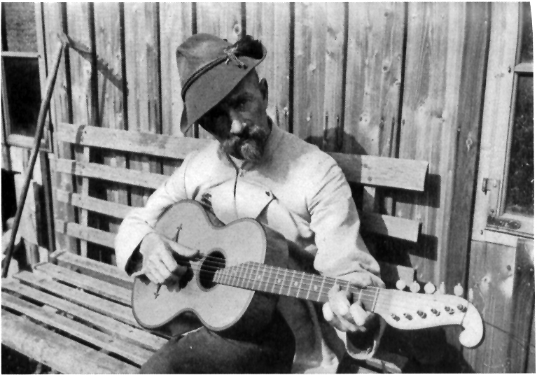 Anton Günther vor seinem Haus im Jahr 1921.
