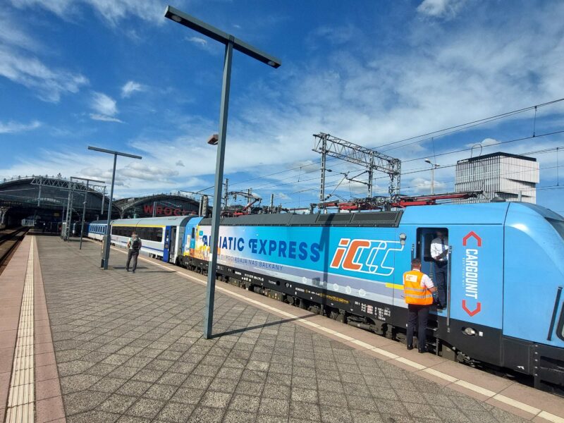 Die Tschechischen Bahnen (ČD) nehmen gemeinsam mit dem polnischen Unternehmen PKP Intercity erneut den „Adria-Express“ auf. Die Züge fahren ab Ende Juni über Ostrau (Ostrava) nach Slowenien und Kroatien.