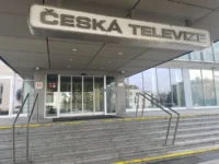 Die tschechische Regierung will die Gebühren für das Tschechische Fernsehen (Česká televize) und den Tschechischen Rundfunk (Český rozhlas) abschaffen und die öffentlich-rechtlichen Medien künftig aus dem Staatshaushalt finanzieren.