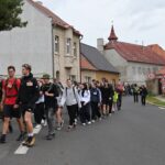 Zum 5. Mal fand am Mittwoch der Schüler-Gedenkmarsch von Postelberg nach Saaz statt. Um an die Opfer des sogenannten Massakers von Postelberg zu erinnern, trugen die Teilnehmenden mit Wäscheklammern befestigte Namensschilder.