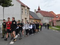 Schüler erinnern auf Gedenkmarsch an Massaker von Postelberg 
