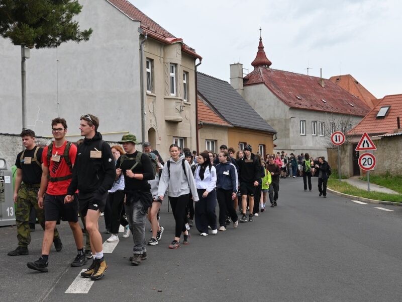 Schüler erinnern auf Gedenkmarsch an Massaker von Postelberg 