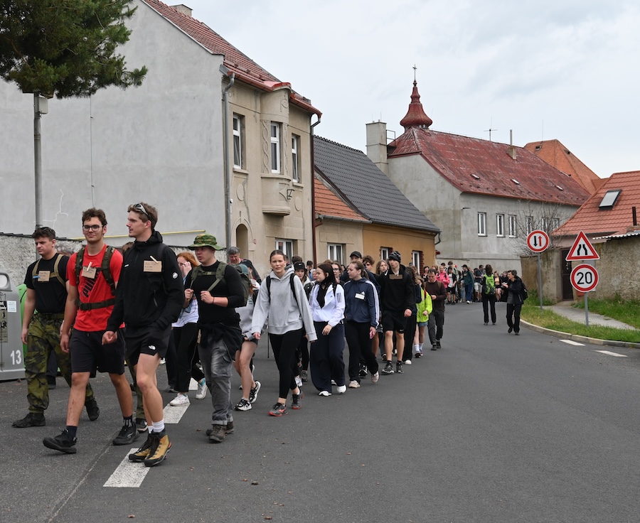 Zum 5. Mal fand am Mittwoch der Schüler-Gedenkmarsch von Postelberg nach Saaz statt. Um an die Opfer des sogenannten Massakers von Postelberg zu erinnern, trugen die Teilnehmenden mit Wäscheklammern befestigte Namensschilder.