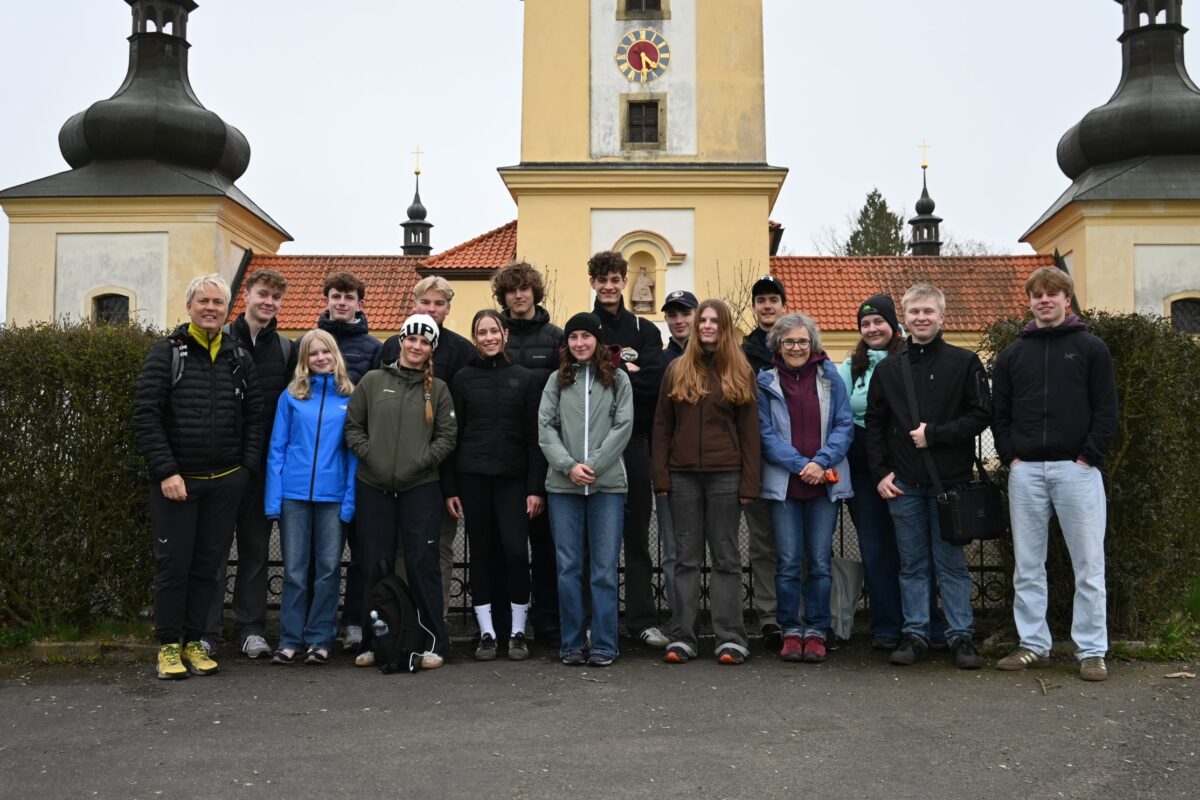 Die Schülerinnen und Schüler des 11. Jahrgangs des Gabriel-von-Seidl-Gymnasiums in Bad Tölz vor der Maria-Loreto-Kirche in Altkinsberg (Starý Hrozňatov).