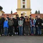 Die Schülerinnen und Schüler des 11. Jahrgangs des Gabriel-von-Seidl-Gymnasiums in Bad Tölz vor der Maria-Loreto-Kirche in Altkinsberg (Starý Hrozňatov).
