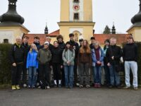 Die Schülerinnen und Schüler des 11. Jahrgangs des Gabriel-von-Seidl-Gymnasiums in Bad Tölz vor der Maria-Loreto-Kirche in Altkinsberg (Starý Hrozňatov).