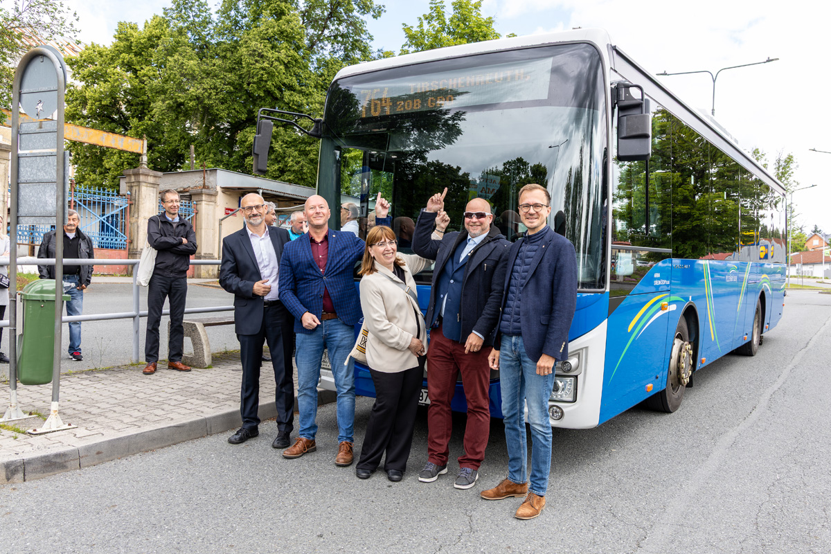 Die Region Pilsen hat feierlich den Betrieb der neuen internationalen Buslinie 764 Tachov – Světce – Bärnau – Tirschenreuth aufgenommen.
