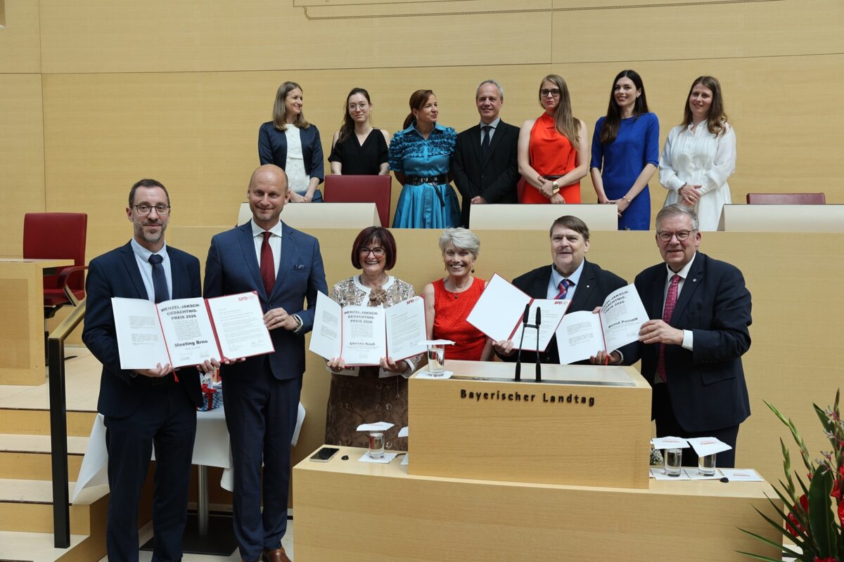 Wenzel-Jaksch-Preis für Christa Naaß, Generalsekretärin des Sudetendeutschen Rates, Dr. Bernd Posselt, Bundessprecher der Sudetendeutschen Landsmannschaft, und die Initiative „Meeting Brno". Von rechts vorne: Volkmar Halbleib, vertriebenenpolitischer Sprecher der SPD-Landtagsfraktion, Dr. Bernd Posselt, Helena Päßler, Bundesvorsitzende der Seliger-Gemeinde, Christa Naaß, David Macek und Petr Kalousek, Mitbegründer von „Meeting Brno", sowie weitere Mitarbeiter von „Meeting Brno" (obere Reihe).