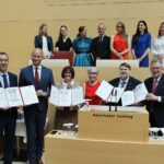 Wenzel-Jaksch-Preis für Christa Naaß, Generalsekretärin des Sudetendeutschen Rates, Dr. Bernd Posselt, Bundessprecher der Sudetendeutschen Landsmannschaft, und die Initiative „Meeting Brno". Von rechts vorne: Volkmar Halbleib, vertriebenenpolitischer Sprecher der SPD-Landtagsfraktion, Dr. Bernd Posselt, Helena Päßler, Bundesvorsitzende der Seliger-Gemeinde, Christa Naaß, David Macek und Petr Kalousek, Mitbegründer von „Meeting Brno", sowie weitere Mitarbeiter von „Meeting Brno" (obere Reihe).