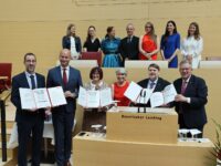 Wenzel-Jaksch-Preis für Christa Naaß, Generalsekretärin des Sudetendeutschen Rates, Dr. Bernd Posselt, Bundessprecher der Sudetendeutschen Landsmannschaft, und die Initiative „Meeting Brno". Von rechts vorne: Volkmar Halbleib, vertriebenenpolitischer Sprecher der SPD-Landtagsfraktion, Dr. Bernd Posselt, Helena Päßler, Bundesvorsitzende der Seliger-Gemeinde, Christa Naaß, David Macek und Petr Kalousek, Mitbegründer von „Meeting Brno", sowie weitere Mitarbeiter von „Meeting Brno" (obere Reihe).