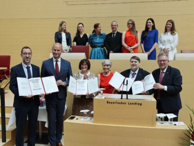 Wenzel-Jaksch-Preis für Christa Naaß, Generalsekretärin des Sudetendeutschen Rates, Dr. Bernd Posselt, Bundessprecher der Sudetendeutschen Landsmannschaft, und die Initiative „Meeting Brno". Von rechts vorne: Volkmar Halbleib, vertriebenenpolitischer Sprecher der SPD-Landtagsfraktion, Dr. Bernd Posselt, Helena Päßler, Bundesvorsitzende der Seliger-Gemeinde, Christa Naaß, David Macek und Petr Kalousek, Mitbegründer von „Meeting Brno", sowie weitere Mitarbeiter von „Meeting Brno" (obere Reihe).