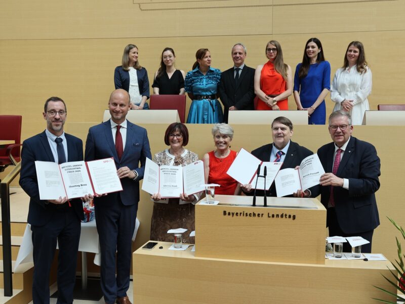 Wenzel-Jaksch-Preis für Christa Naaß, Generalsekretärin des Sudetendeutschen Rates, Dr. Bernd Posselt, Bundessprecher der Sudetendeutschen Landsmannschaft, und die Initiative „Meeting Brno". Von rechts vorne: Volkmar Halbleib, vertriebenenpolitischer Sprecher der SPD-Landtagsfraktion, Dr. Bernd Posselt, Helena Päßler, Bundesvorsitzende der Seliger-Gemeinde, Christa Naaß, David Macek und Petr Kalousek, Mitbegründer von „Meeting Brno", sowie weitere Mitarbeiter von „Meeting Brno" (obere Reihe).