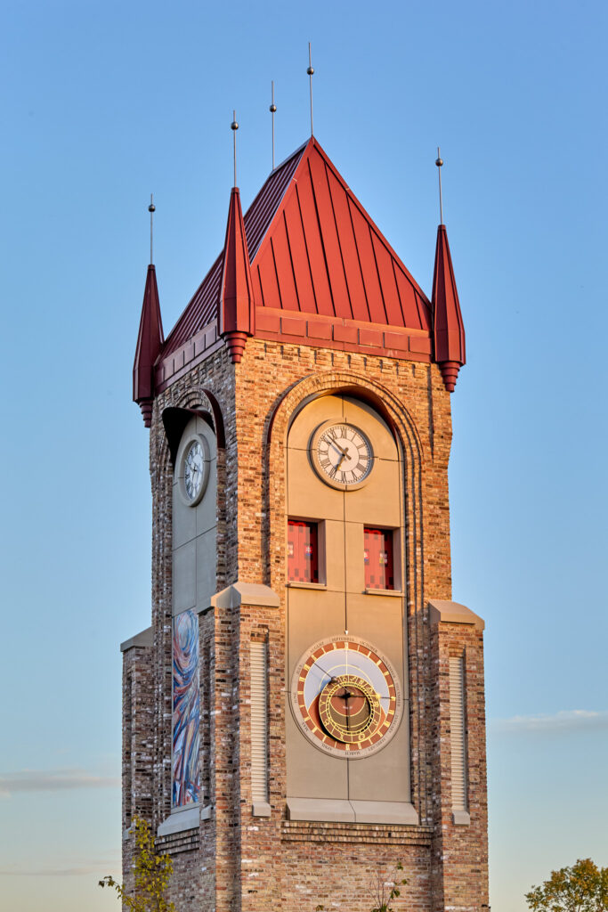 Die Astronomische Uhr am Buresh-Einwandererturm erinnert an die zahlreichen tschechischen und slowakischen Einwanderer.
