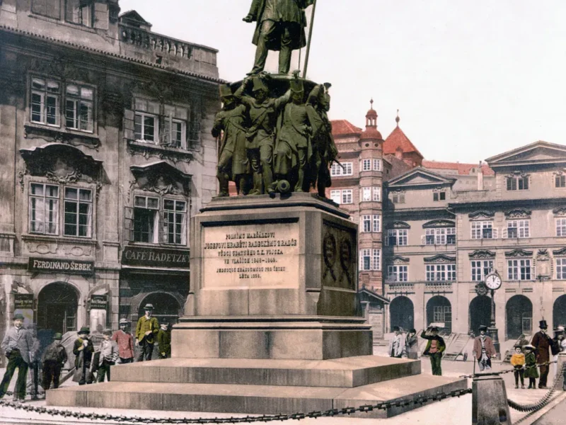 Historische Ansichtskarte mit dem Radetzky-Denkmal in Prag.
