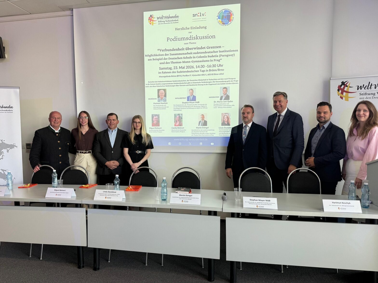 V.l.n.r.: Hartmut Koschyk, Camila Bohnert, Miguel Bohnert, Linda Dostalová, Martin Herbert Dzingel, Stephan Mayer, Marco Just-Quiles und Valeriya Morozhnikova.