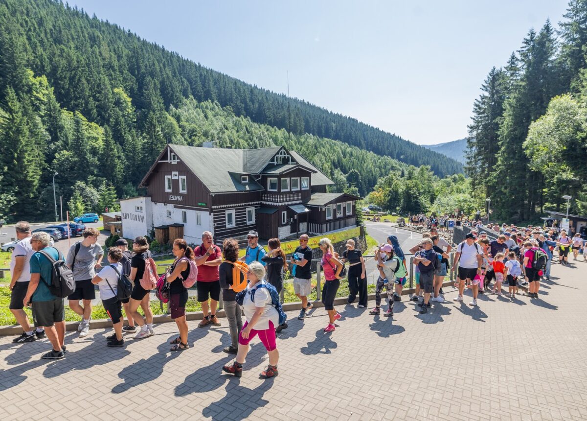 Volle Wanderwege im Sommer 2025 - in Petzer (Pec pod Sněžkou) unterhalb der Schneekoppe (Sněžka), desd höchsten Bergs des Riesengebirges. 13.8.2025 Pec pod Sněžkou Turistika Nejvyšší hora ČR Sněžka, téma turistika , léto, hezké počasí .,Image: 1031484582, License: Rights-managed, Restrictions: Image must be credited: 'Martin Veselý / MAFRA / Profimedia', Model Release: no , Credit line: Martin Veselý / MFDNES + LN / Profimedia