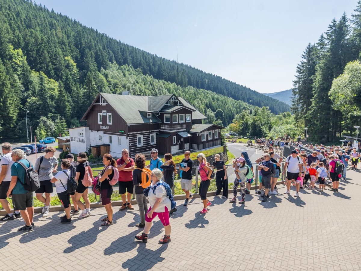 Volle Wanderwege im Sommer 2025 - in Petzer (Pec pod Sněžkou) unterhalb der Schneekoppe (Sněžka), desd höchsten Bergs des Riesengebirges. 13.8.2025 Pec pod Sněžkou Turistika Nejvyšší hora ČR Sněžka, téma turistika , léto, hezké počasí .,Image: 1031484582, License: Rights-managed, Restrictions: Image must be credited: 'Martin Veselý / MAFRA / Profimedia', Model Release: no , Credit line: Martin Veselý / MFDNES + LN / Profimedia