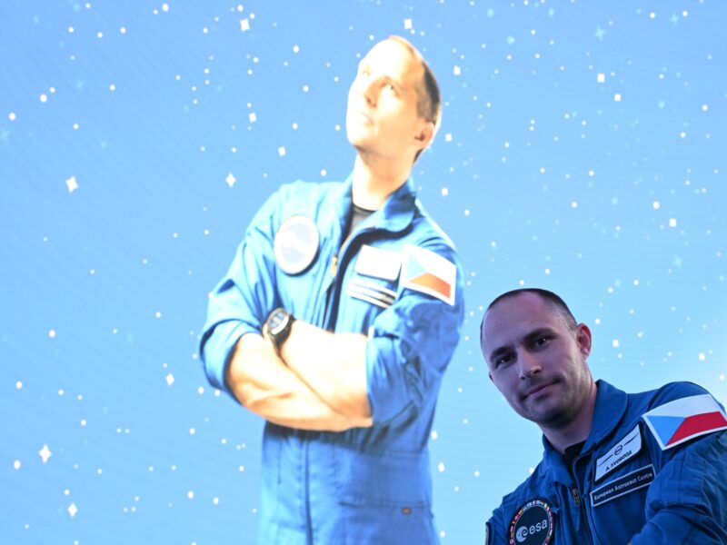 Aleš Svoboda bei einer Pressekonferenz am 8. Juni 2026. Der 39-Jährige soll als erster tschechischer Astronaut zur ISS fliegen.