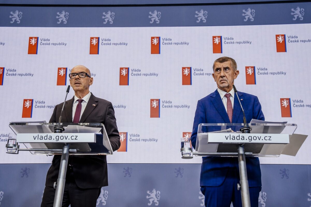 Bei der Kabinettssitzung am Montag, den 15. Juni 2026, beschloss die tschechische Regierung die Abschaffung der Rundfunkgebühr und die Finanzierung der öffentlich rechtlichen Medien ČT und ČRo aus dem Staatshaushalt. Die Änderung soll im Januar 2027 in Kraft treten. Im Bild Kulturminister Oto Klempíř (links) und Premierminister Andrej Babiš (rechts).