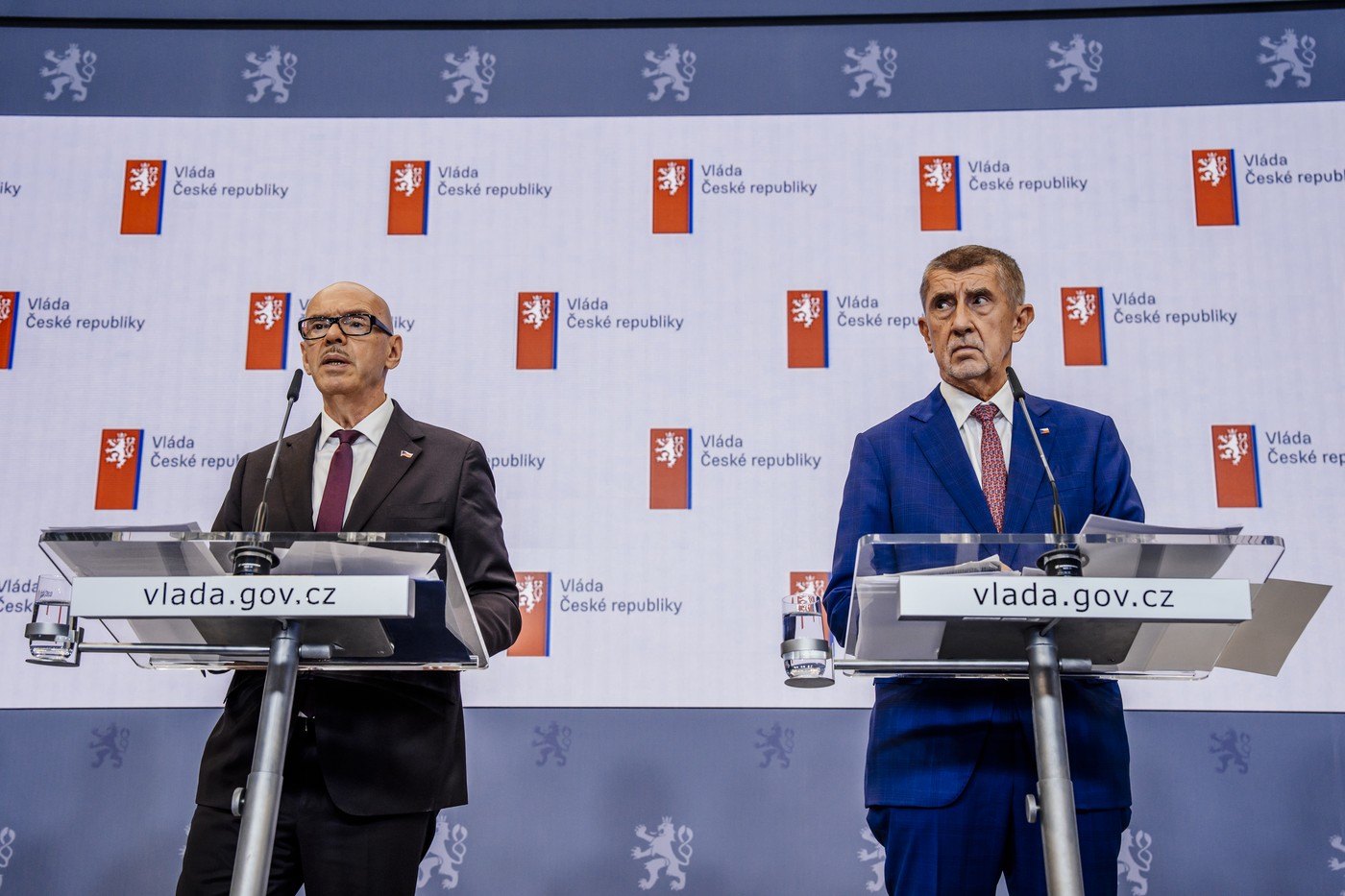 Bei der Kabinettssitzung am Montag, den 15. Juni 2026, beschloss die tschechische Regierung die Abschaffung der Rundfunkgebühr und die Finanzierung der öffentlich rechtlichen Medien ČT und ČRo aus dem Staatshaushalt. Die Änderung soll im Januar 2027 in Kraft treten. Im Bild Kulturminister Oto Klempíř (links) und Premierminister Andrej Babiš (rechts).