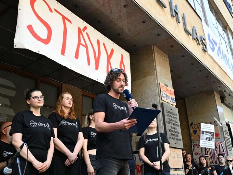 Protestaktion vor dem Gebäude des Tschechischen Rundfunks in Prag.