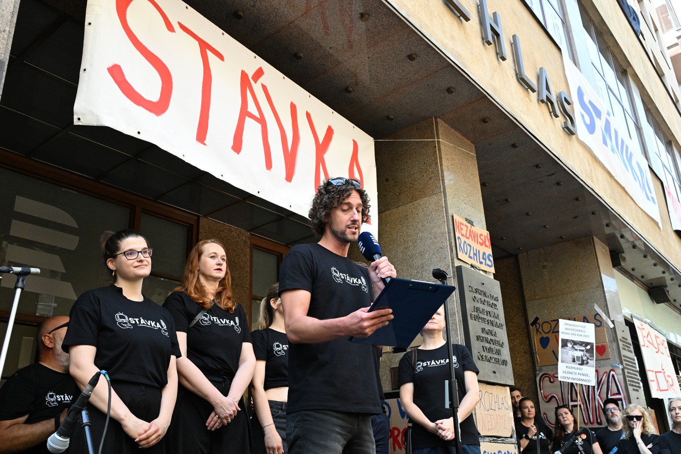 Protestaktion vor dem Gebäude des Tschechischen Rundfunks in Prag.