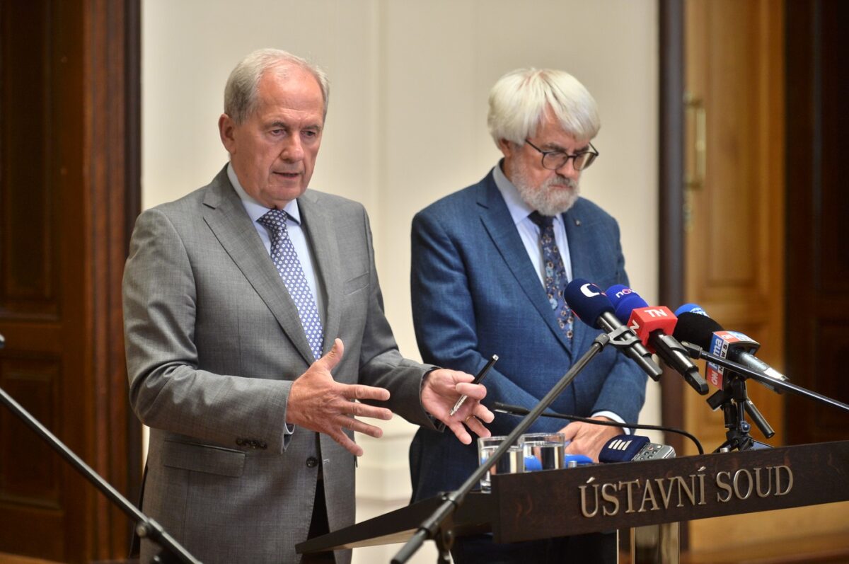 Josef Baxa, Präsident des tschechischen Verfassungsgerichts, und Verfassungsrichter Pavel Šámal (v.l.n.r.) bei der Pressekonferenz am 24. Juni 2026 zu Präsident Pavels Kompetenzklage. Die Verfassungsrichter entschieden, dass die tschechische Regierung Pavels Teilnahme am NATO-Gipfel in Ankara ermöglichen muss. Briefing Ústavního soudu k procesnímu postupu v řízení o kompetenční žalobě prezidenta Petra Pavla. Pavel usiluje o účast na summitu NATO v Ankaře, vláda s ním nepočítá, 24. června 2026, Ústavní soud, Brno. Zleva předseda Ústavního soudu České republiky Josef Baxa a ústavní soudce Pavel Šámal. Ústavní soud (ÚS) předběžným opatřením uložil vládě, aby zajistila účast prezidenta Petra Pavla na červencovém summitu NATO v Ankaře. Nesmí mu ani klást žádné překážky, oznámili soudci novinářům.,Image: 1112210749, License: Rights-managed, Restrictions: , Model Release: no , Credit line: ČTK / Uhlíř Patrik