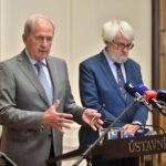 Josef Baxa, Präsident des tschechischen Verfassungsgerichts, und Verfassungsrichter Pavel Šámal (v.l.n.r.) bei der Pressekonferenz am 24. Juni 2026 zu Präsident Pavels Kompetenzklage. Die Verfassungsrichter entschieden, dass die tschechische Regierung Pavels Teilnahme am NATO-Gipfel in Ankara ermöglichen muss. Briefing Ústavního soudu k procesnímu postupu v řízení o kompetenční žalobě prezidenta Petra Pavla. Pavel usiluje o účast na summitu NATO v Ankaře, vláda s ním nepočítá, 24. června 2026, Ústavní soud, Brno. Zleva předseda Ústavního soudu České republiky Josef Baxa a ústavní soudce Pavel Šámal. Ústavní soud (ÚS) předběžným opatřením uložil vládě, aby zajistila účast prezidenta Petra Pavla na červencovém summitu NATO v Ankaře. Nesmí mu ani klást žádné překážky, oznámili soudci novinářům.,Image: 1112210749, License: Rights-managed, Restrictions: , Model Release: no , Credit line: ČTK / Uhlíř Patrik