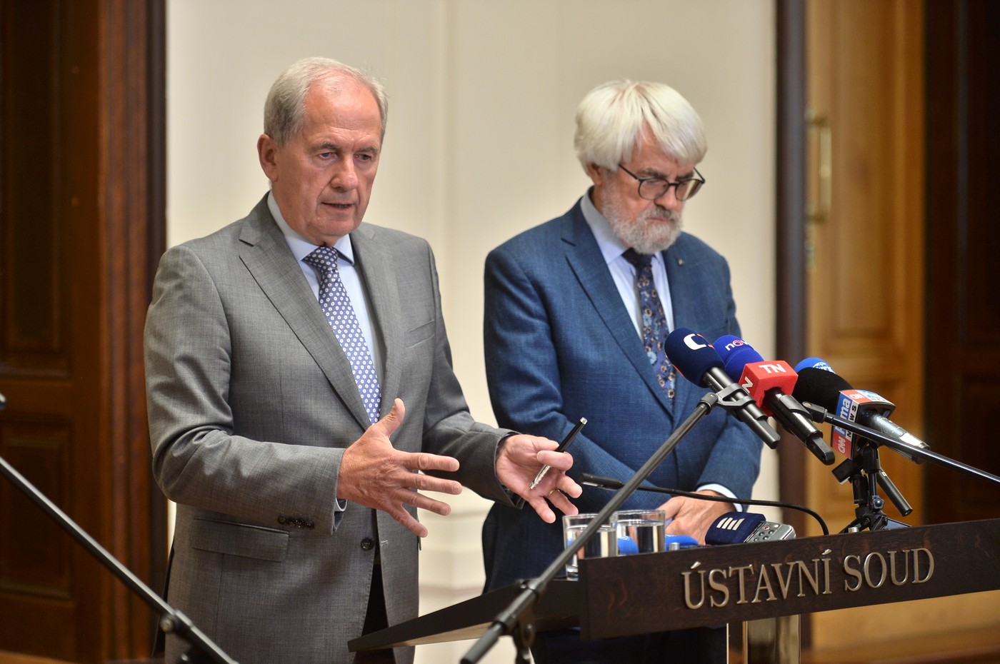 Josef Baxa, Präsident des tschechischen Verfassungsgerichts, und Verfassungsrichter Pavel Šámal (v.l.n.r.) bei der Pressekonferenz am 24. Juni 2026 zu Präsident Pavels Kompetenzklage. Die Verfassungsrichter entschieden, dass die tschechische Regierung Pavels Teilnahme am NATO-Gipfel in Ankara ermöglichen muss. Briefing Ústavního soudu k procesnímu postupu v řízení o kompetenční žalobě prezidenta Petra Pavla. Pavel usiluje o účast na summitu NATO v Ankaře, vláda s ním nepočítá, 24. června 2026, Ústavní soud, Brno. Zleva předseda Ústavního soudu České republiky Josef Baxa a ústavní soudce Pavel Šámal. Ústavní soud (ÚS) předběžným opatřením uložil vládě, aby zajistila účast prezidenta Petra Pavla na červencovém summitu NATO v Ankaře. Nesmí mu ani klást žádné překážky, oznámili soudci novinářům.,Image: 1112210749, License: Rights-managed, Restrictions: , Model Release: no , Credit line: ČTK / Uhlíř Patrik