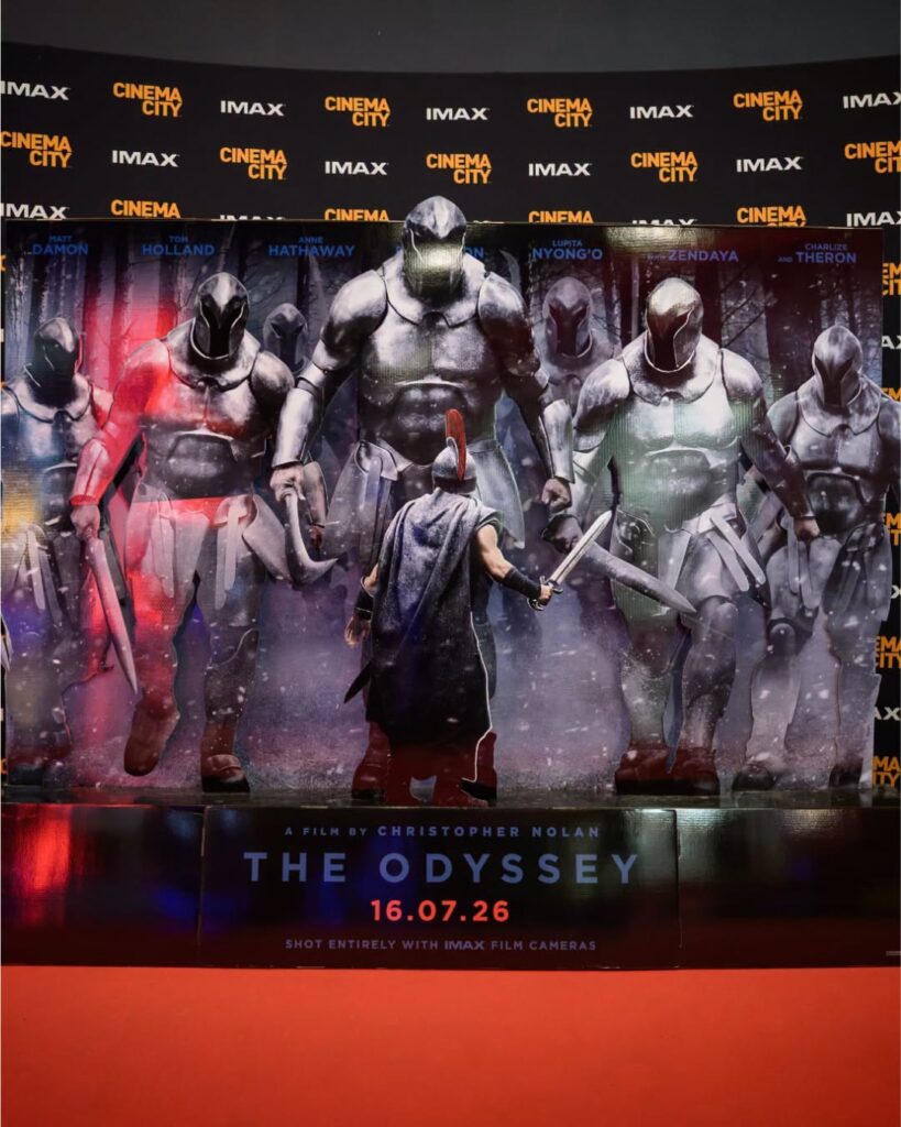Matt Damon verkörpert in Christopher Nolans The Odyssey den griechischen Helden Odysseus, der nach dem Trojanischen Krieg eine jahrelange, von Göttern und mythischen Wesen geprägte Heimreise nach Ithaka antritt. Zum hochkarätigen Ensemble gehören außerdem Tom Holland als Telemachos, Anne Hathaway als Penelope, Zendaya als Göttin Athene sowie Robert Pattinson, Lupita Nyong’o und Charlize Theron in weiteren zentralen Rollen.