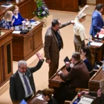 Zum Konsum von Alkohol im tschechischen Abgeordnetenhaus gibt es auch weiter keine Regelung. Im Bild: Parlamentarier während der Haushaltsdebatte im März 2026.