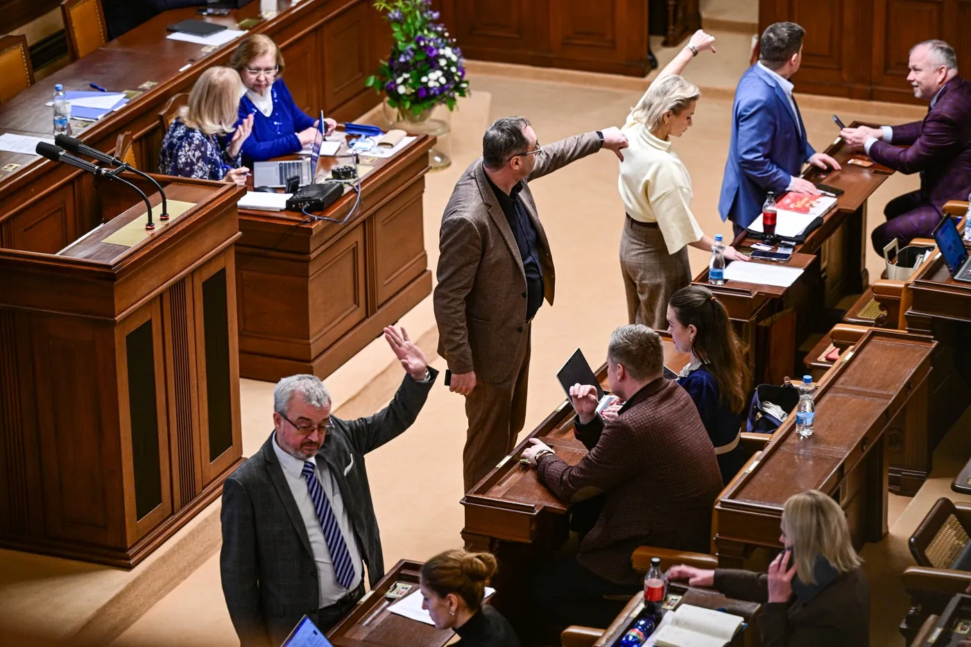 Zum Konsum von Alkohol im tschechischen Abgeordnetenhaus gibt es auch weiter keine Regelung. Im Bild: Parlamentarier während der Haushaltsdebatte im März 2026.