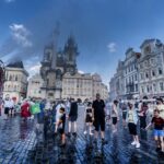 Während der Hitzewelle Ende Juni 2026 brachte die Feuerwehr Abkühlung auf dem Altstädter Ring in Prag.
