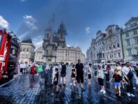 Während der Hitzewelle Ende Juni 2026 brachte die Feuerwehr Abkühlung auf dem Altstädter Ring in Prag.