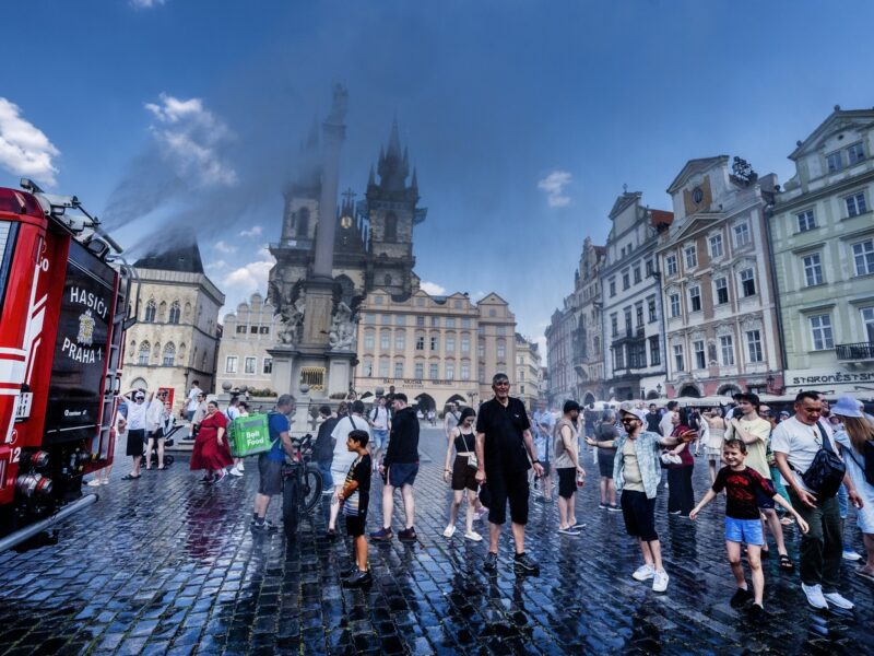 Während der Hitzewelle Ende Juni 2026 brachte die Feuerwehr Abkühlung auf dem Altstädter Ring in Prag.