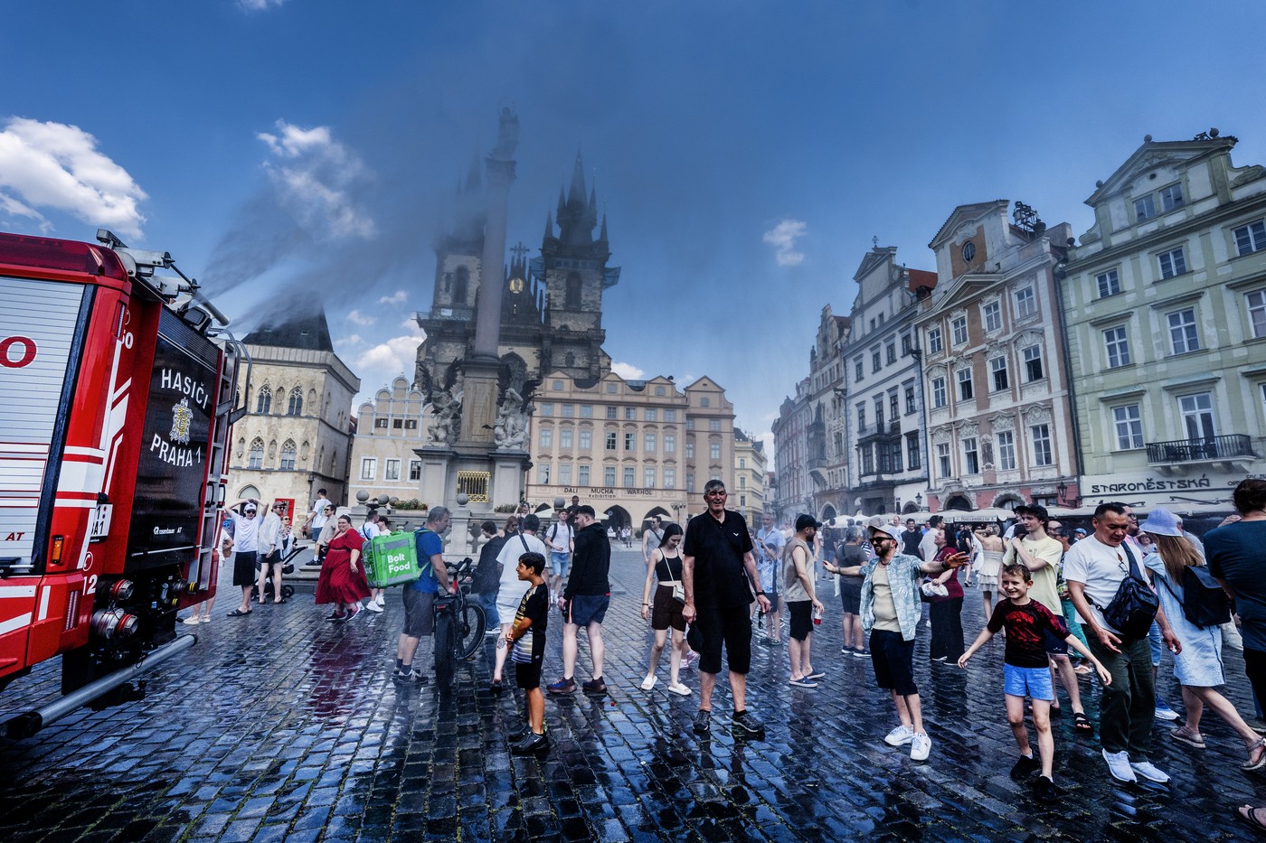 Während der Hitzewelle Ende Juni 2026 brachte die Feuerwehr Abkühlung auf dem Altstädter Ring in Prag.
