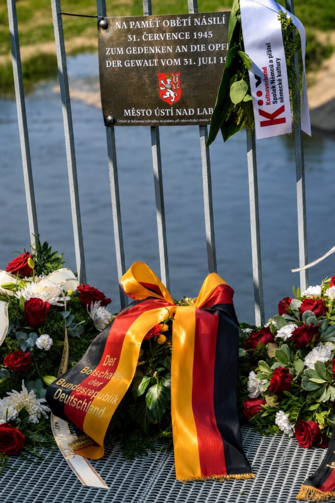 Gedenkkränze auf de Brücke