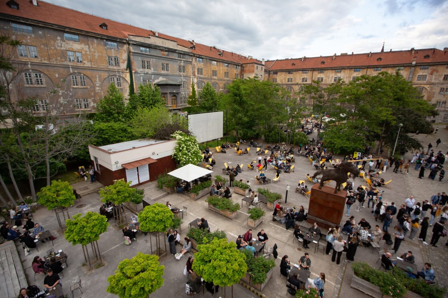 Die Karlín-Kaserne ist ein beliebter Treffpunkt in der Stadt.