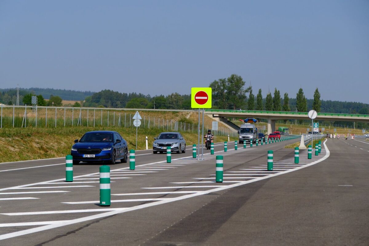 Seit 31. Juli 2026 ist der neue, rund 3,2 Kilometer lange Abschnitt der D3 zwischen Einsiedl (Nažidly) und Unterhaid (Dolní Dvořiště) für den Verkehr freigegeben. Damit reicht erstmals eine tschechische Autobahn bis an die österreichische Grenze.